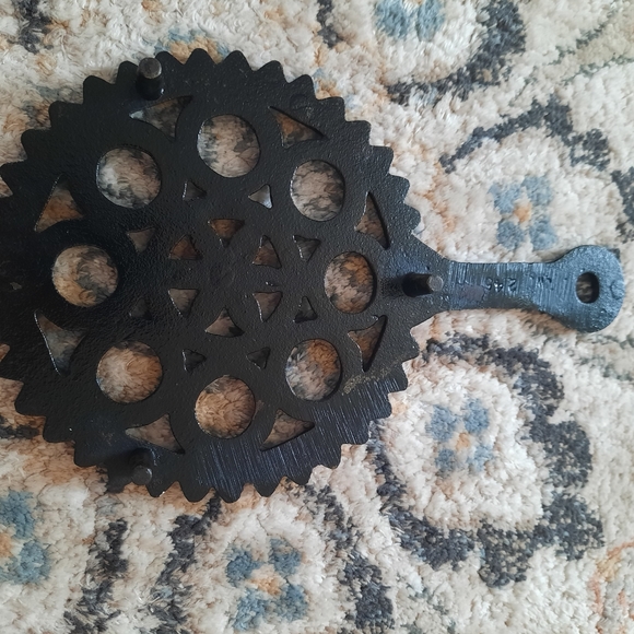 John Wright cast iron round trivet. - Picture 2 of 7